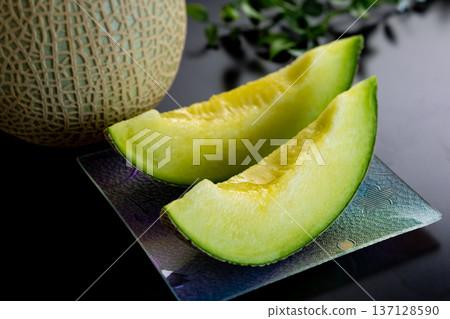 黑色背景上的甜瓜圖片 137128590