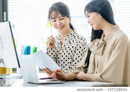 在辦公室工作的婦女 137128934