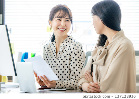 在辦公室工作的婦女 137128936
