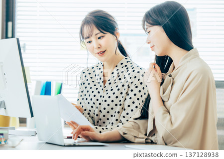 在辦公室工作的婦女 137128938