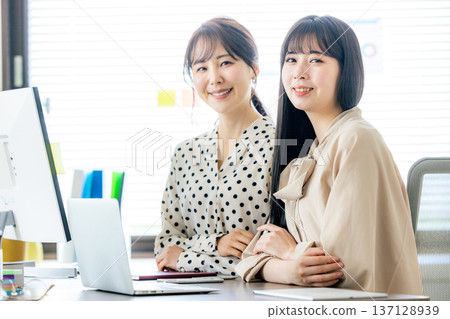 在辦公室工作的婦女 137128939