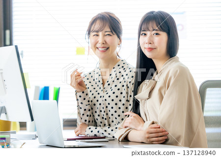 在辦公室工作的婦女 137128940