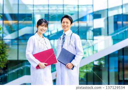 男人和女人在白色 137129534