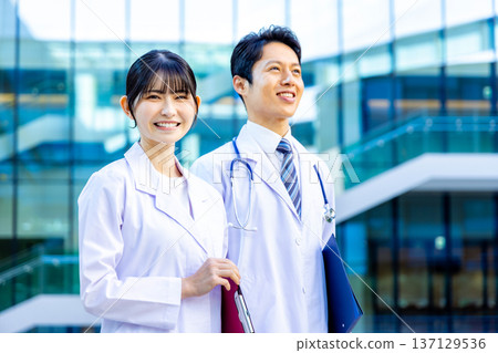 男人和女人在白色 137129536