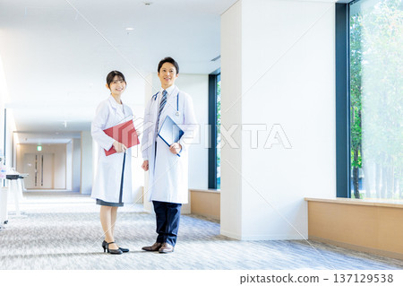 男人和女人在白色 137129538