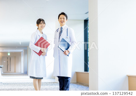 男人和女人在白色 137129542