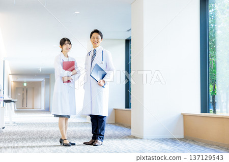 男人和女人在白色 137129543