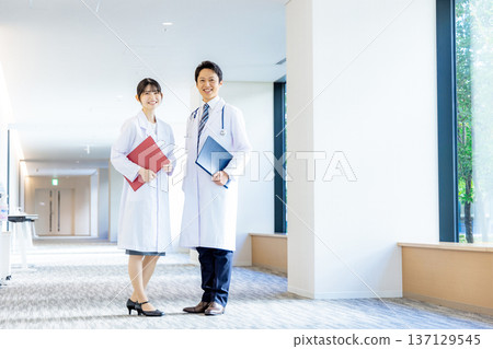 男人和女人在白色 137129545