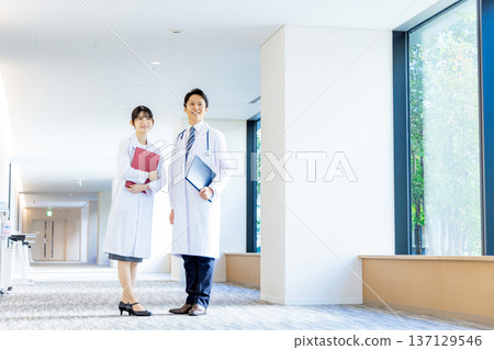 男人和女人在白色 137129546