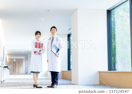 男人和女人在白色 137129547