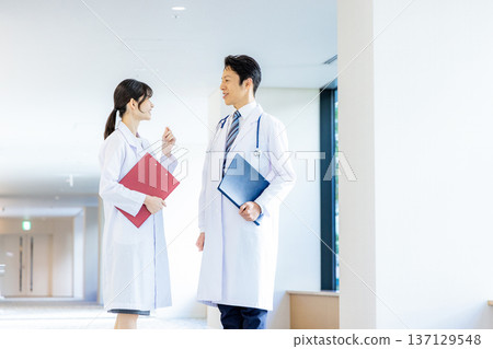 男人和女人在白色 137129548