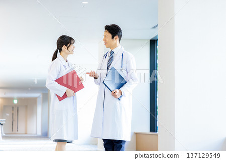 男人和女人在白色 137129549