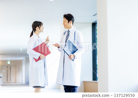 男人和女人在白色 137129550