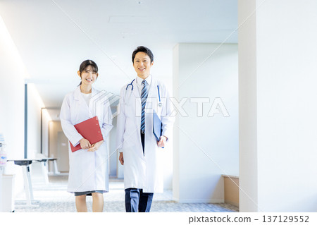 男人和女人在白色 137129552