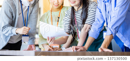 Male and female office workers having a meeting 137130500