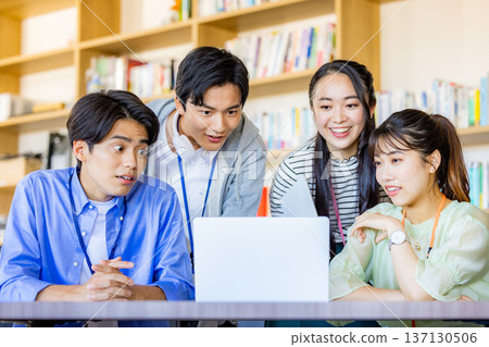 在辦公室工作的工程師 137130506