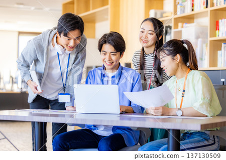 在辦公室工作的工程師 137130509