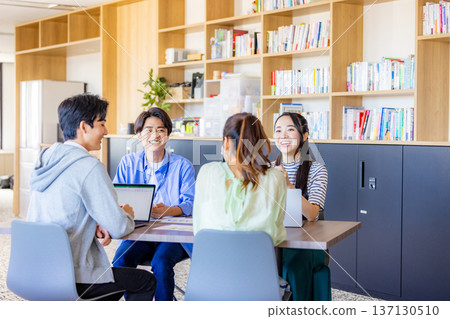 在辦公室工作的工程師 137130510