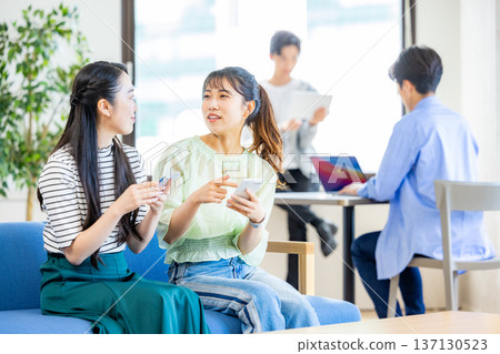 年輕工程師在辦公室 137130523