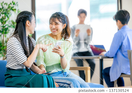 年輕工程師在辦公室 137130524