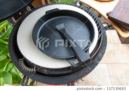 Ceramic grill with iron pan and iron tray gripper 137130683