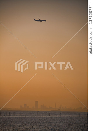 Airplanes seen from Kisarazu Mitate Beach Airplanes seen from Kisarazu Mitate Beach 137130774