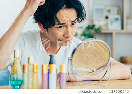 做皮膚護理的年輕人 137130943