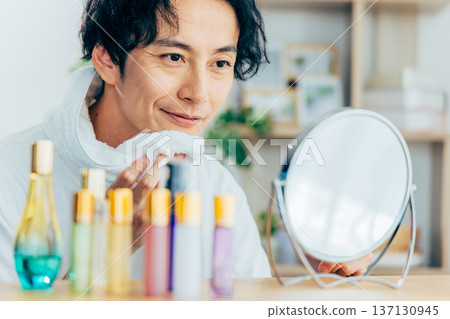 做皮膚護理的年輕人 137130945