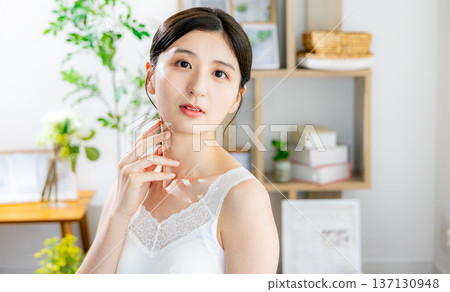 感覺皮膚水分的中年女人 137130948