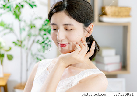 感覺皮膚水分的中年女人 137130951