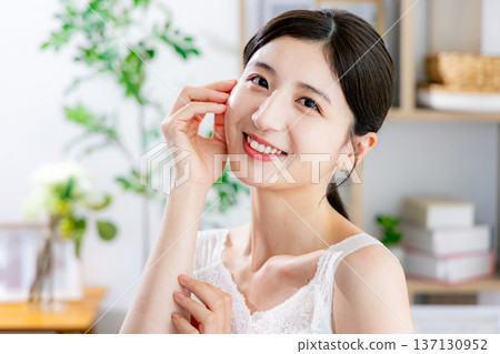 Middle-aged women who feel the moisture of their skin 137130952
