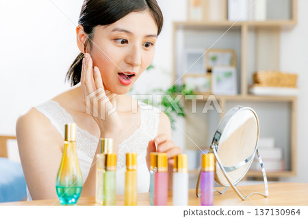 一名年輕女子正在做皮膚護理 137130964