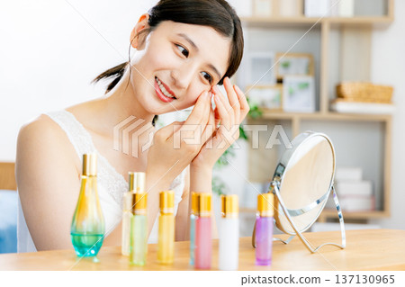 一名年輕女子正在做皮膚護理 137130965