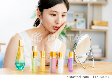 一名年輕女子正在做皮膚護理 137130967