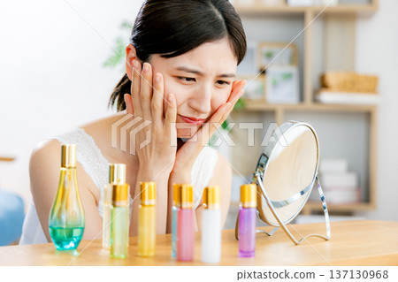 一名年輕女子正在做皮膚護理 137130968