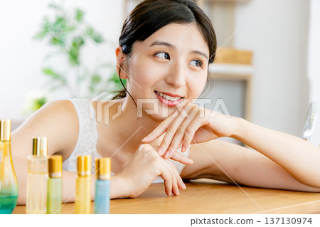 一名年輕女子正在做皮膚護理 137130974