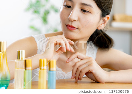 一名年輕女子正在做皮膚護理 137130976