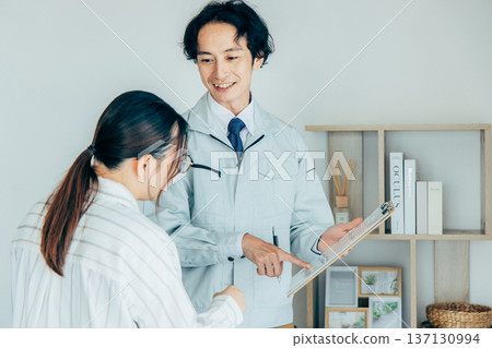 檢查空調的工人 137130994