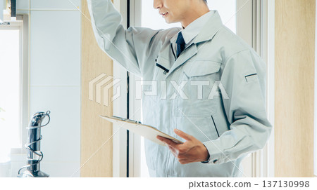 男工人正在檢查廚房 137130998