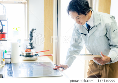 男工人正在檢查廚房 137130999