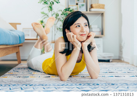 一名女子麵朝下躺在地毯上 137131013