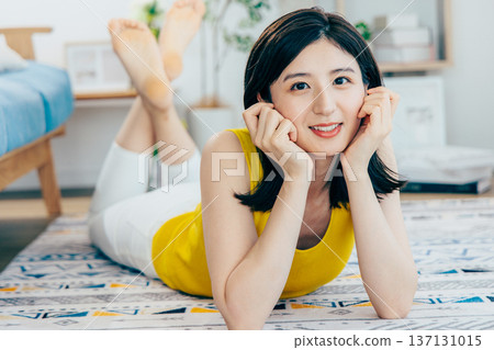 一名女子麵朝下躺在地毯上 137131015