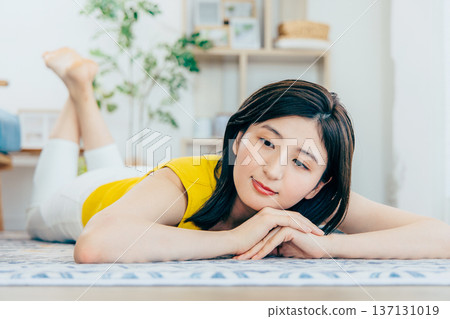 一名女子麵朝下躺在地毯上 137131019