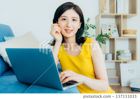 觀看一台計算機的婦女在屋子裡 137131033