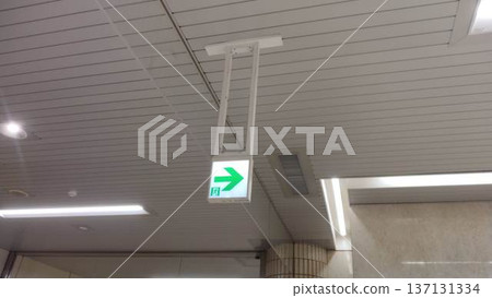 Hanging guide lights inside the station Hanging guide lights inside the station 137131334