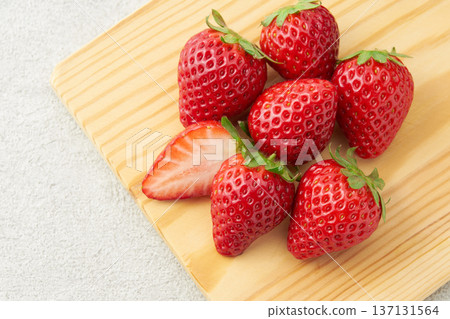 Image of Japanese strawberries (Amaran) Image of Japanese strawberries (Amaran) 137131564