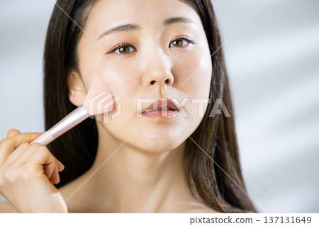 年輕女性的化妝場景 137131649