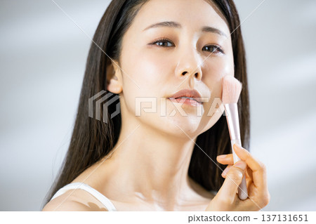 年輕女性的化妝場景 137131651