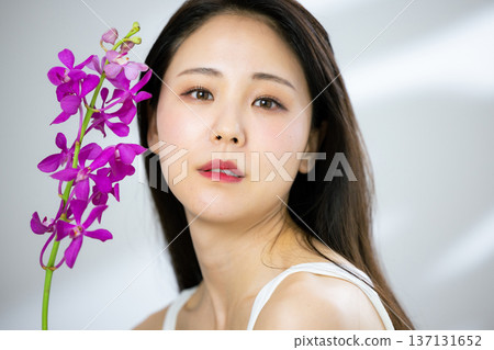年輕女子，美麗形象，鮮花 137131652