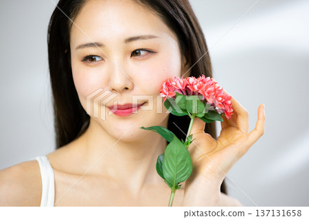 年輕女子，美麗形象，鮮花 137131658